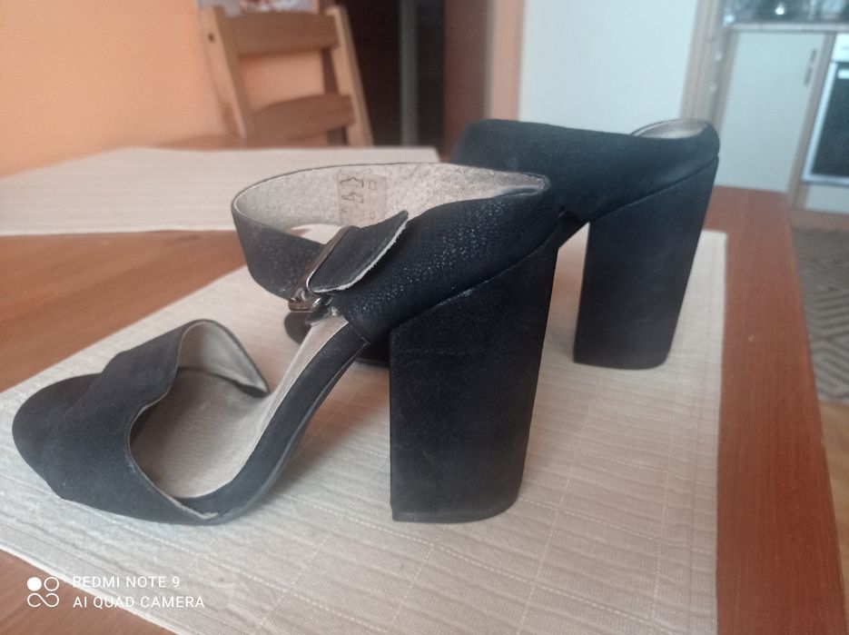 Klapki skórzane na obcasie
