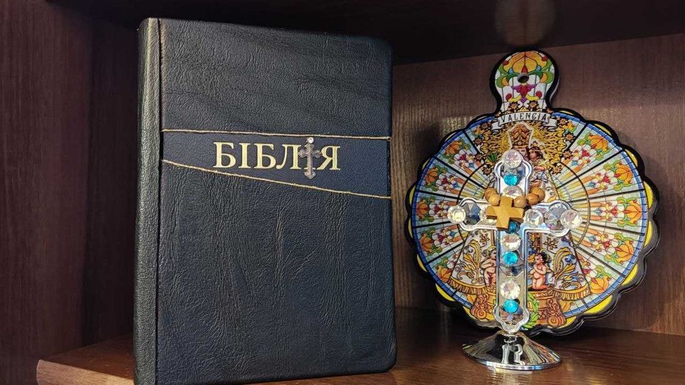 Біблія українською натуральної ї шкіри, срібний хрест 14 х  20 см.