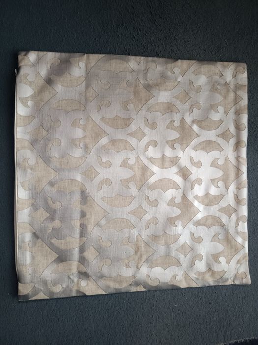 Almofada Tecido Alinhado c/ Aplicação Prata 45x45cm - Nova