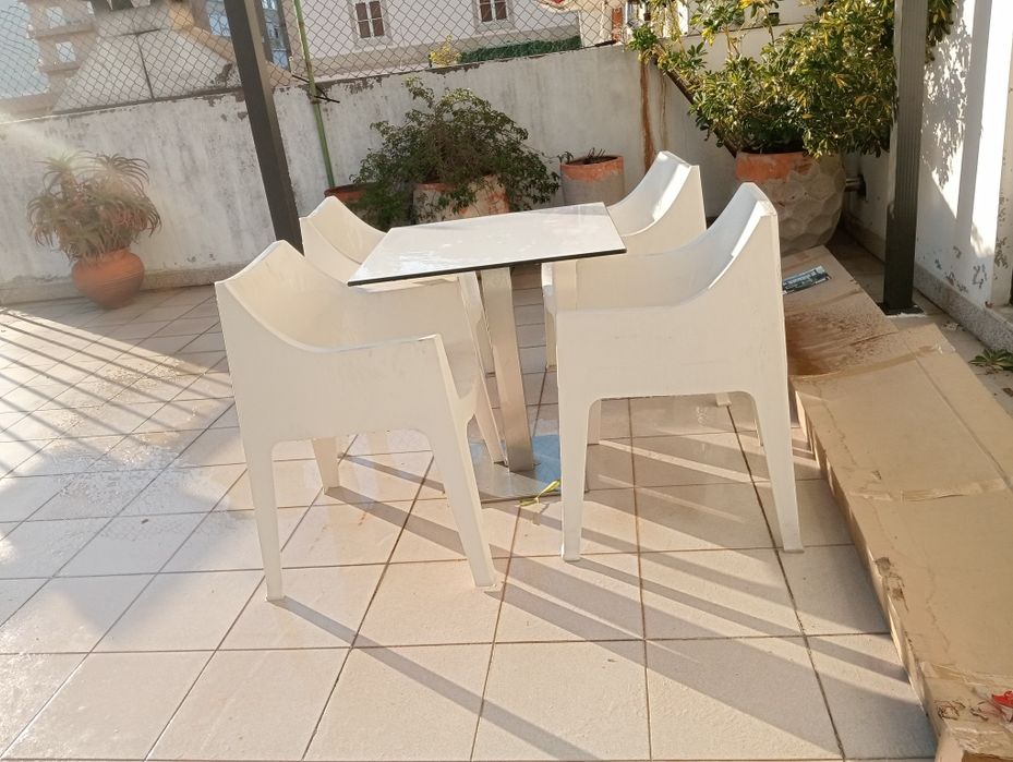 Cadeira e mesa de esplanada