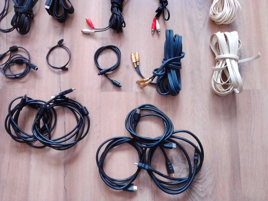 Vários cabos para Hi-Fi, imagem, consolas e telefones.