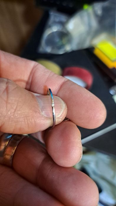 Aneis em prata contrastada.