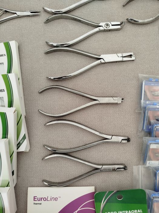 Ortodontia - vários instrumentos e materiais