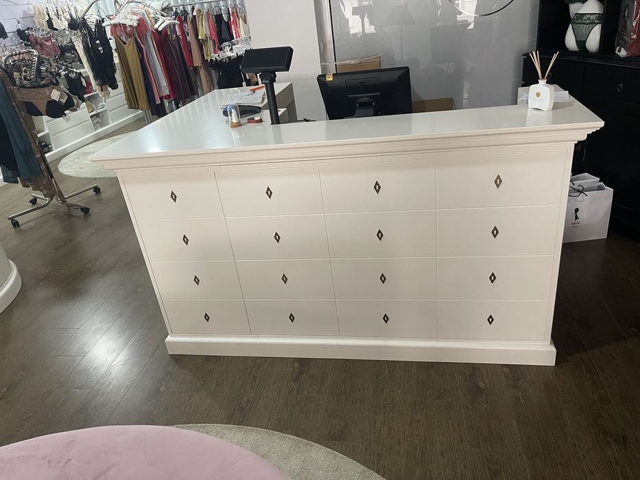 Balcao de loja preparado para caixa