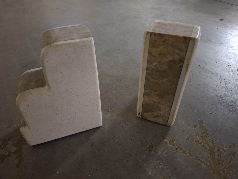 Escultura em pedra para segurar livros, muito bonitas com um relevo a azul cobalto e contraste de pedras bege.