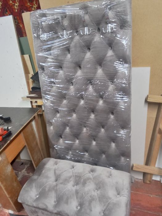 Продаються вішалки з пуфами та диван Гном !