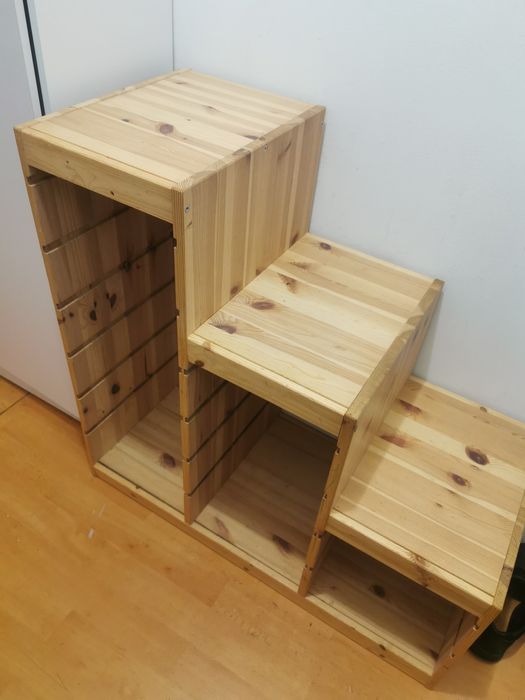Drewniany regał schodowy Ikea Trofast