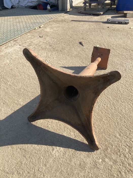 Stara żeliwna podstawa pod taboret prl