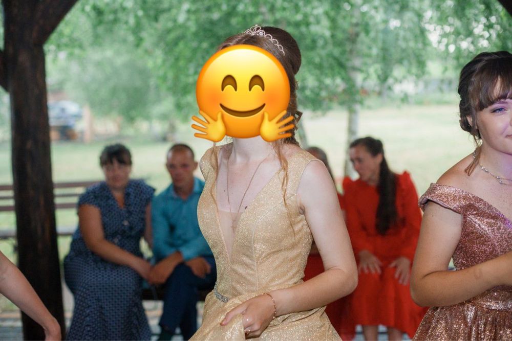 Вечірня шикарна сукня