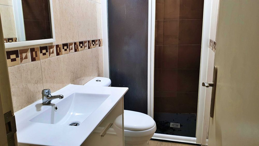 Quarto não fumadores tudo incluído 5mnt do comboio de Santa Iria de Azóia e a 10mnt de Lisboa