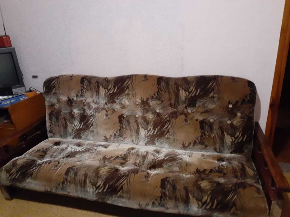 Дивани   в наявності і крісло