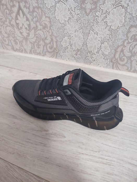 Продам чоловічі кросівки