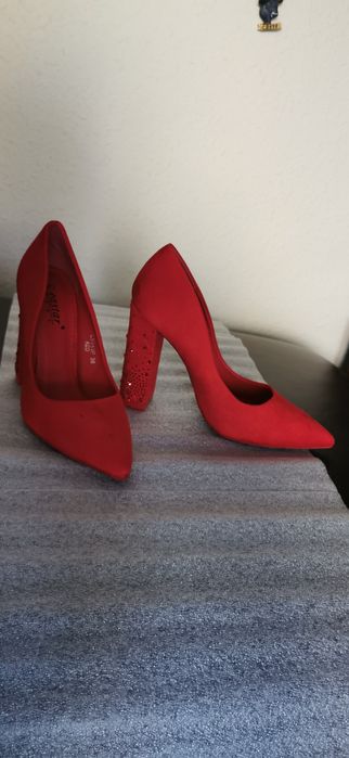 Czółenka czerwone na słupku