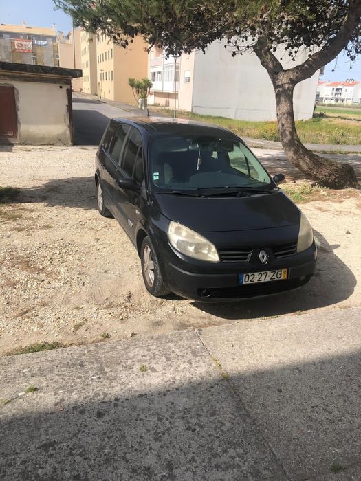 Renault Megane Senic 2004 à venda, 7 lugares, inspeção válida até 30/11/2026. O carro tem um turbo danificado e o preço é negociável.