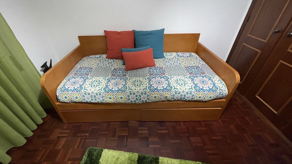 Cama com Colchão e Prateleiras à Venda