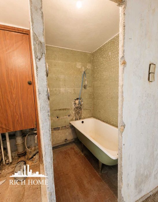 вул. Чистякіська. Продаж 2к квартири біля метро під ваше дизайнерське рішення.