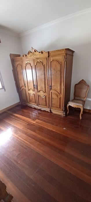 Roupeiro e cama em madeira maciça