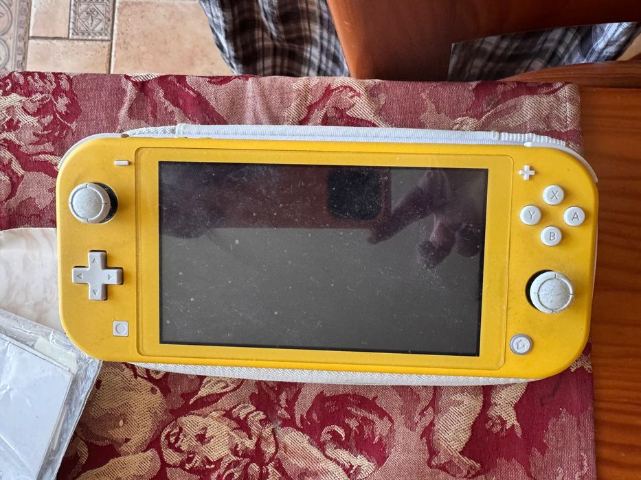 Nintendo switch lite amarela + caixa de transporte
