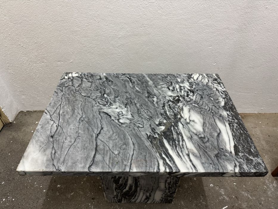 Mesa de apoio, em mármore