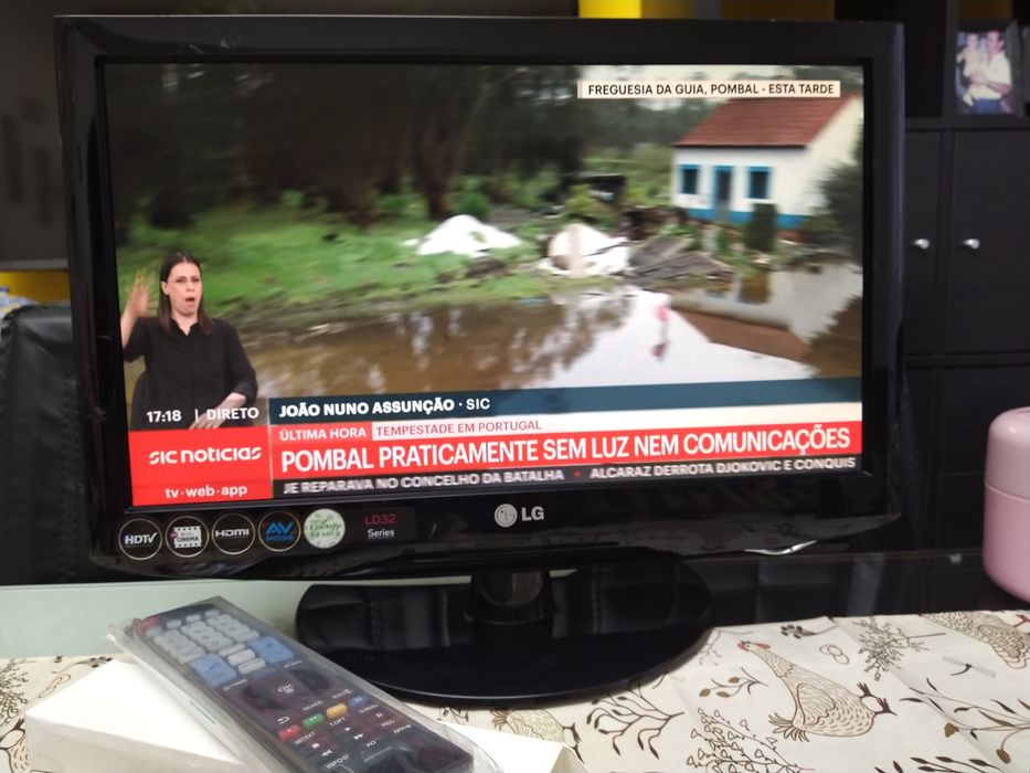 Televisão monitor PC 19 in computador casa quarto apartamento.