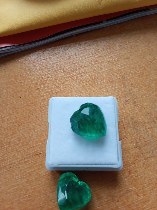 Duas Esmeraldas em forma de Coração com 18.65 Quilates