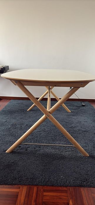 Mesa e 4 cadeiras brancas