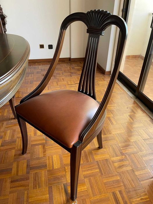 Mesa com 8 cadeiras em madeira maciça - Moveis de Paços Ferreira- Excelente Qualidade e completamente novos