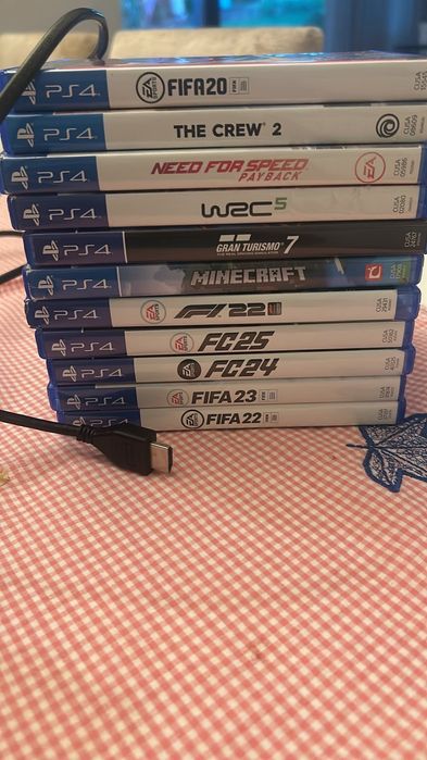 PS4 com jogos incluídos + 3 comandos