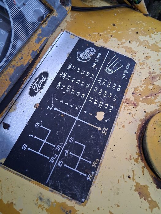 Koparko-Ładowarka Ford 19-501 uszkodzona+4 łyzki