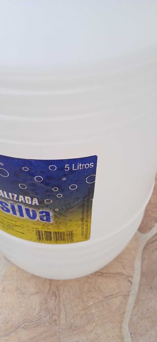 Garrafão de água desmineralizada nova,