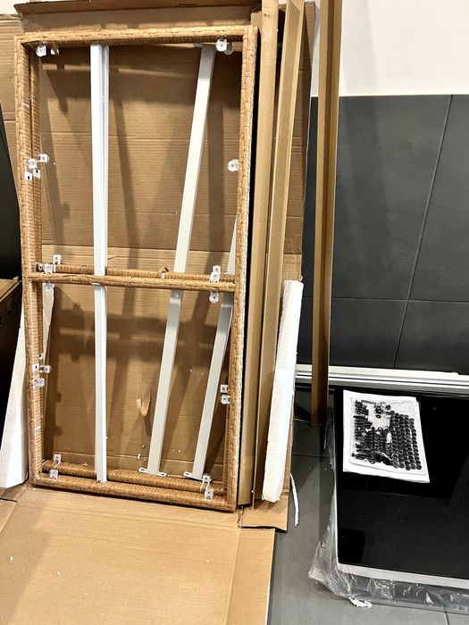 NOVO Conjunto de jantar exterior de 7 peças para 6 pessoas, mesa em vidro temperado, assentos em vime com apoios de braços em madeira de acácia