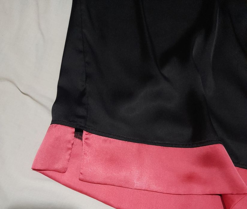 Blusa acetinada preta e vermelha tamanho L