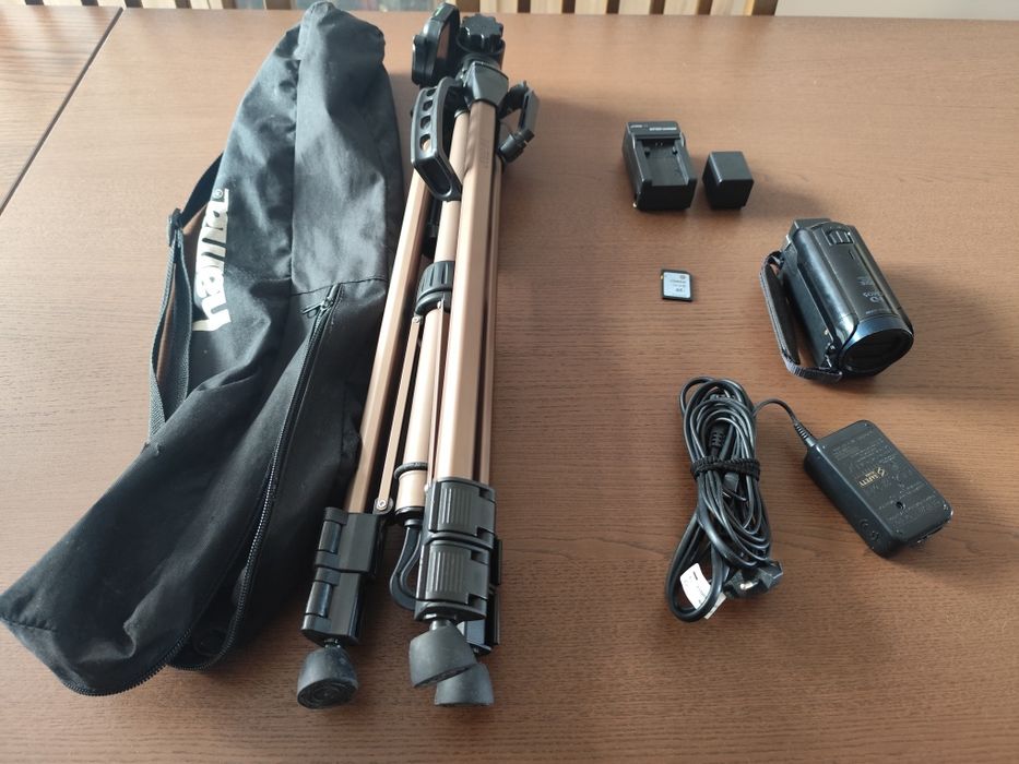 Complete Filming Kit: Canon Legria HF R606 Camera + Tripod64284401223299120