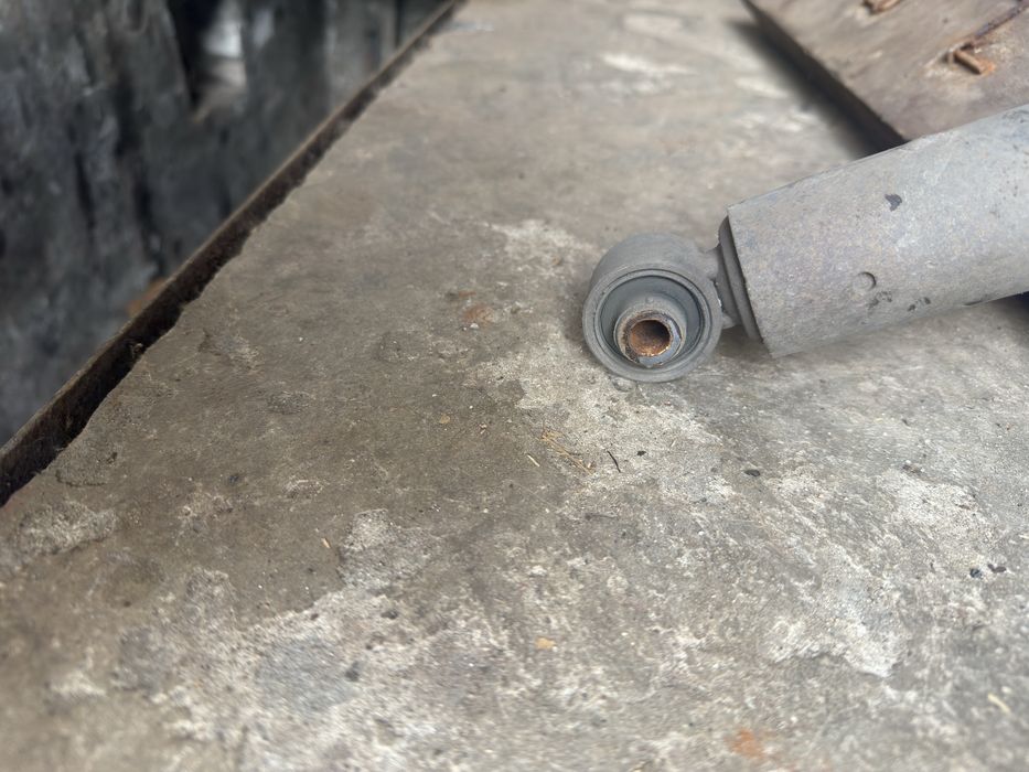 Продам стойки задние рав 4 ( 4 поколение ) 2017года