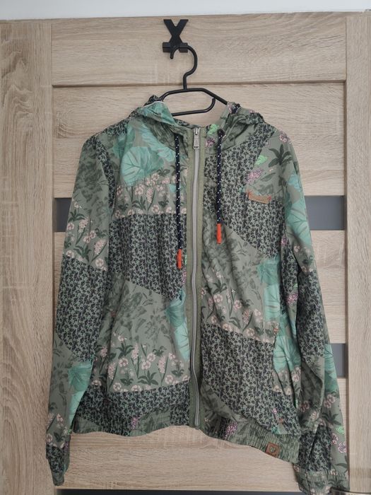 Przejściowa kurtka z kapturem w kwiatowy wzór