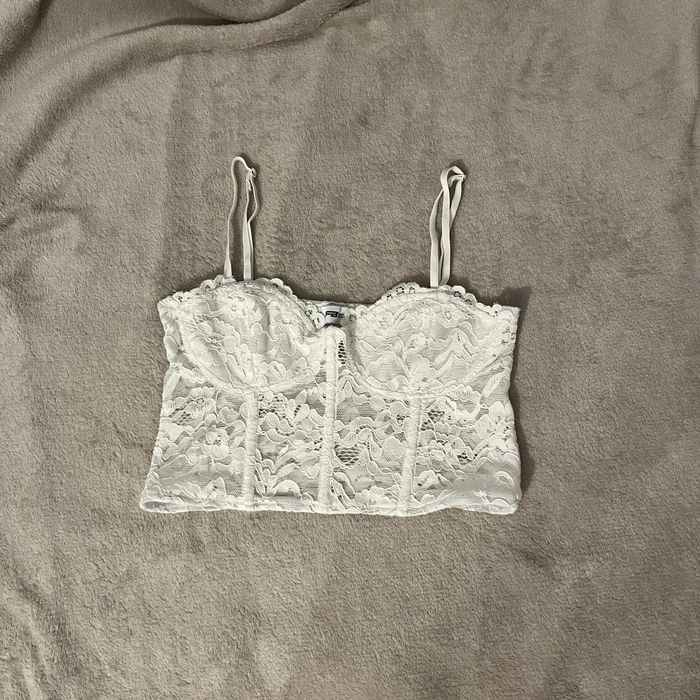 biały top na ramiączkach