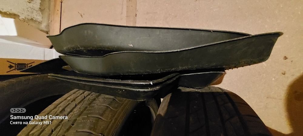 Універсальні коврики для авто пластикові.