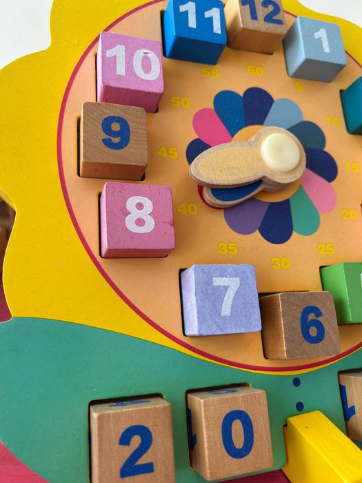 Relógio brinquedo em madeira impecável