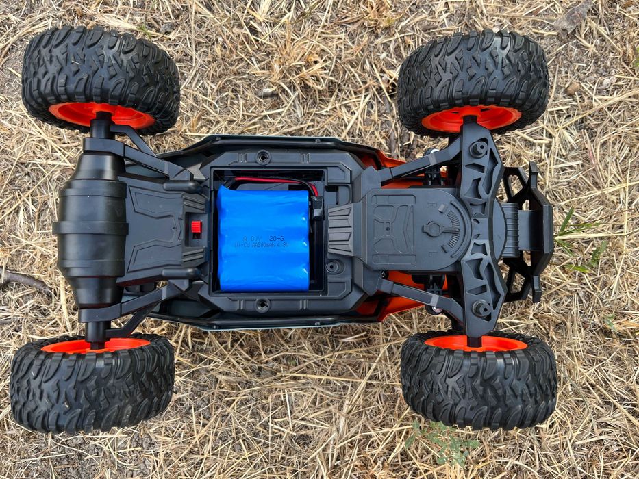 Машинка на пульту на радіокеруванні 1:16 ЯКІСНА ВЕЛИКА 2АКБ