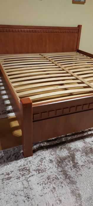 Продам двоспальне  ліжко у хорошому стані