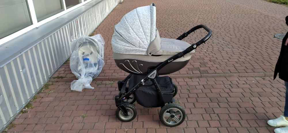 Продається дитяча коляска.