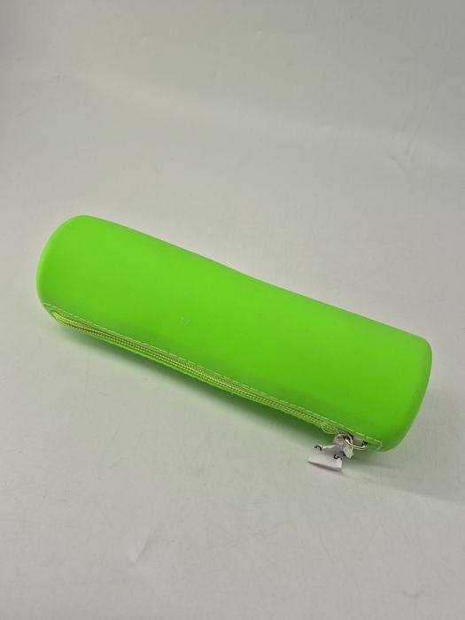 piórnik szkolny w formie tuby o jaskrawozielonym kolorze