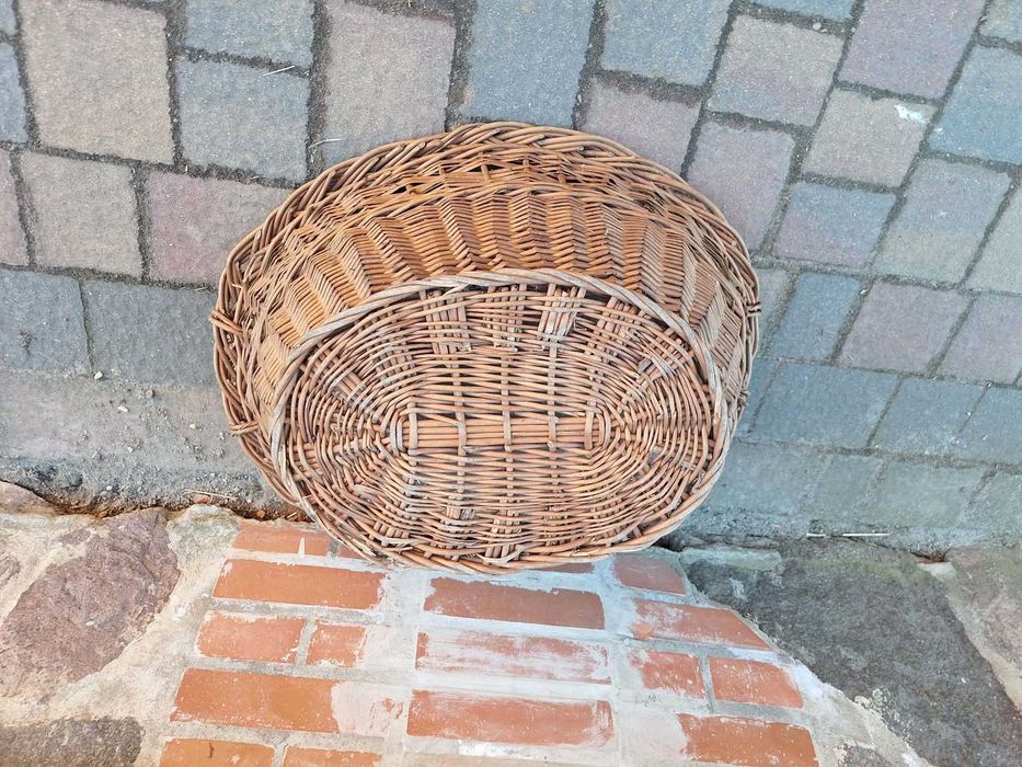Kosz wiklinowy stary do drewna lub do pieska.