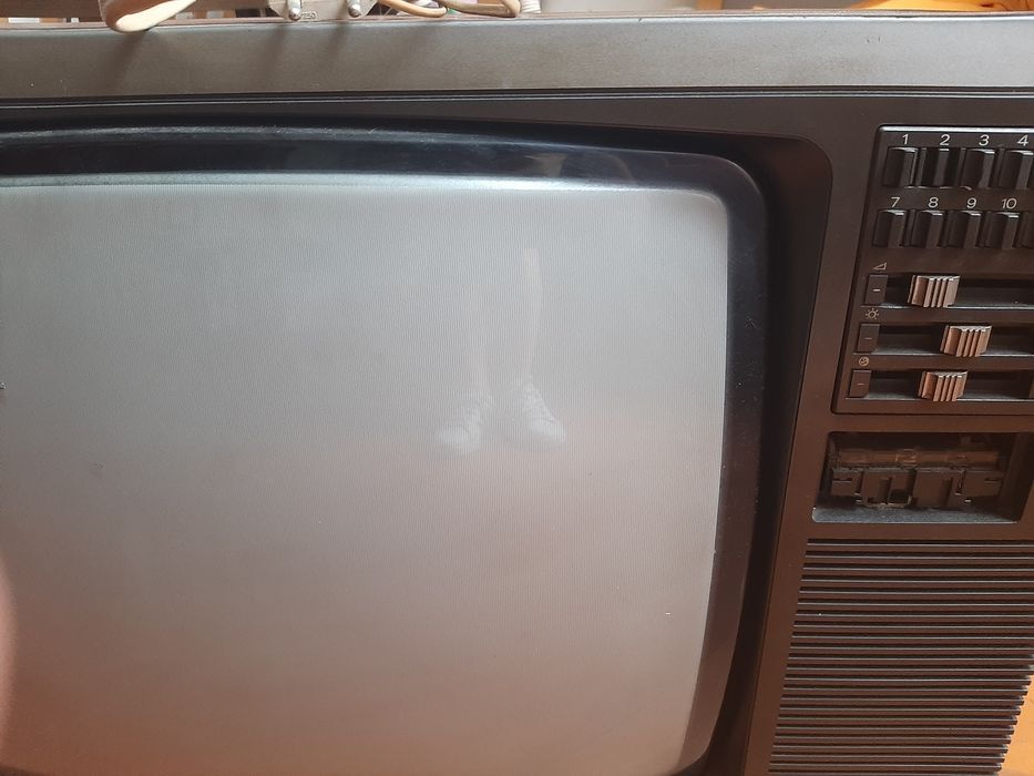 TV antiga sem comandos