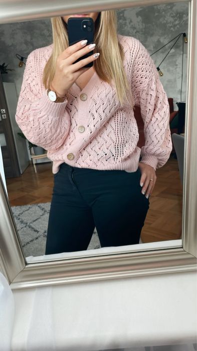 Pudrowy sweterek na guziki  Niwy nieużywany  Mega miłe materiał  Gorąc