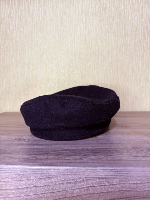 чорний стильний берет