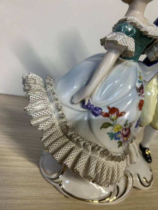 Porcelanowa figurka – para w strojach z epoki nr.9454
