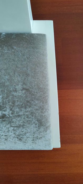 Cadeira de madeira e veludo