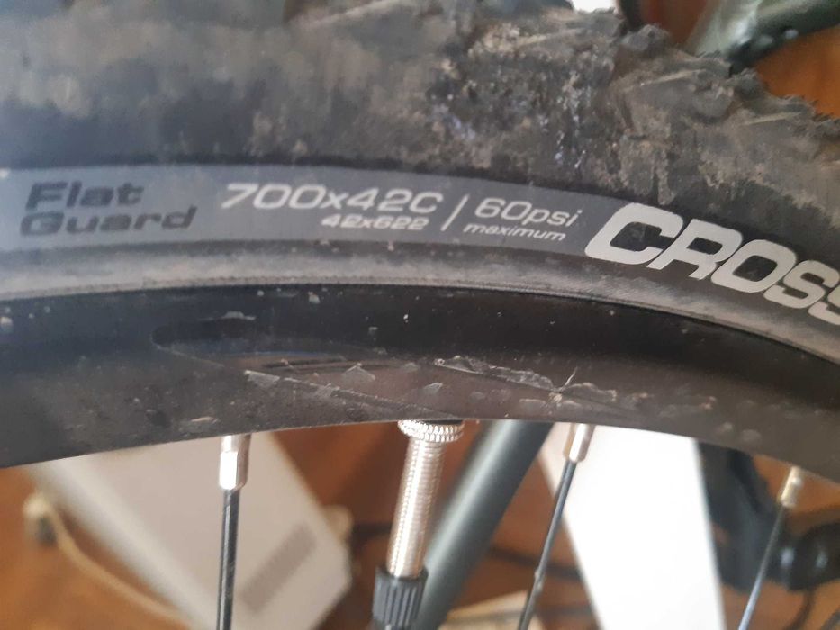 Bardzo mało jeżdżony Giant Roam (21 biegów),
rama M4,
Kask gratis