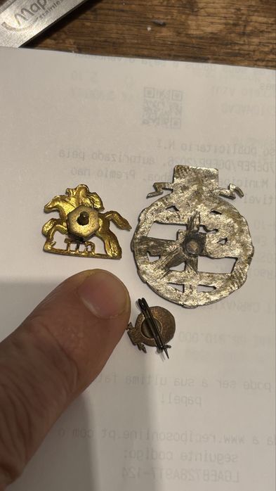 Dois pin antigos CTT e um emblema raros
